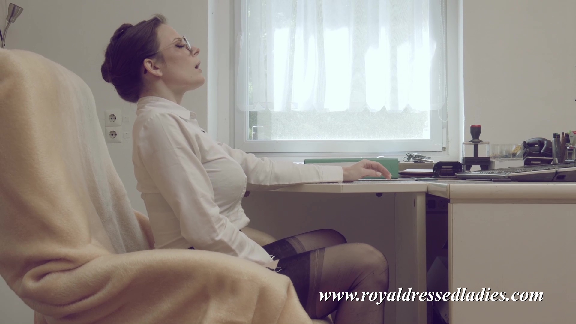 Alice Jack custom Assistentin Teil 1 - Zuhause bei Papa. Vater und Tochter machen weiter. Eine geile Chefin wird von Jack im Büro überrascht!